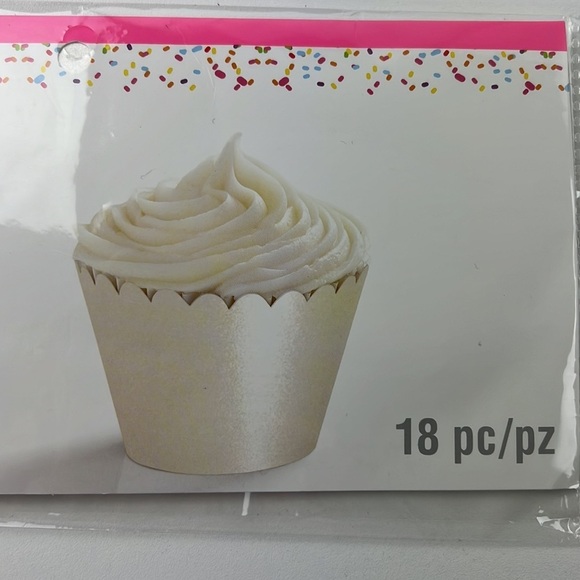 Celebrate it - 18 pce Cupcake wrappers - Picture 3 of 5